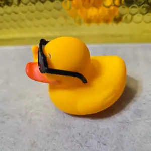 (image for) Middle Finger Duck w/ Shades